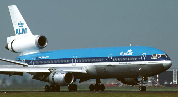 avion cu 3 motoare DC-10